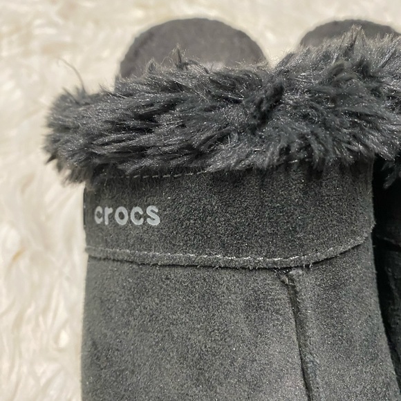 Women’s Fuzzy Crocs Size 7 - Picture 2 of 9